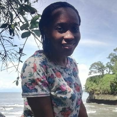 la imagen puede contener a una mujer de cabello negro,posando sonriente a la orilla de una playa.